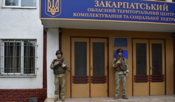 У Закарпатському ТЦК кажуть, що чоловік помер у лікарні через інфаркт, а не після побиття у військкоматі