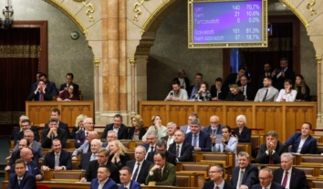 Угорський парламент підтримав зміни до конституції, які забороняють проведення ЛГБТІК-прайдів