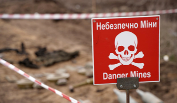На Чугуївщині жінка наступила на протипіхотну міну та дістала поранення