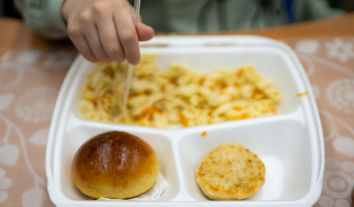Продовольча програма ООН допомагає годувати гарячими обідами більш як 150 тисяч школярів в Україні