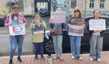“Мають бути дії, а не слова”: родини бранців Кремля вийшли на акцію під стіни Коордштабу