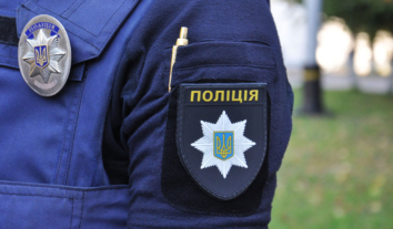 На Київщині в електричці на відео зафіксували бійку між двома дівчатами підліткового віку: поліція вже розслідує інцидент