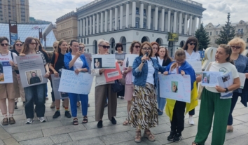 “Світ не має рішення, як звільняти цивільних бранців”: на Майдані пройшла акція на підтримку полонених українок