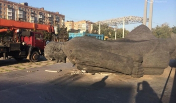 У Маріуполі російські окупанти хочуть повернути пам’ятник Леніну